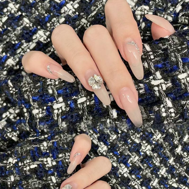 Những mẫu nail tay móng dài - Hình số 9