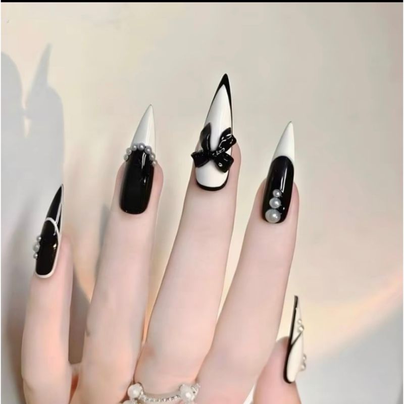 Những mẫu nail trắng đen - Hình số 2