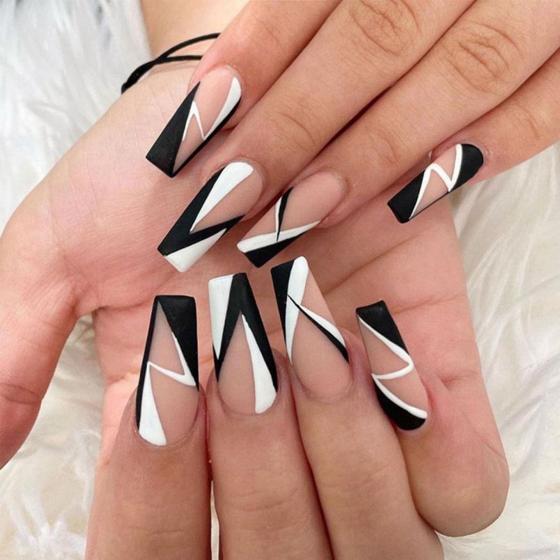 Những mẫu nail trắng đen - Hình số 7