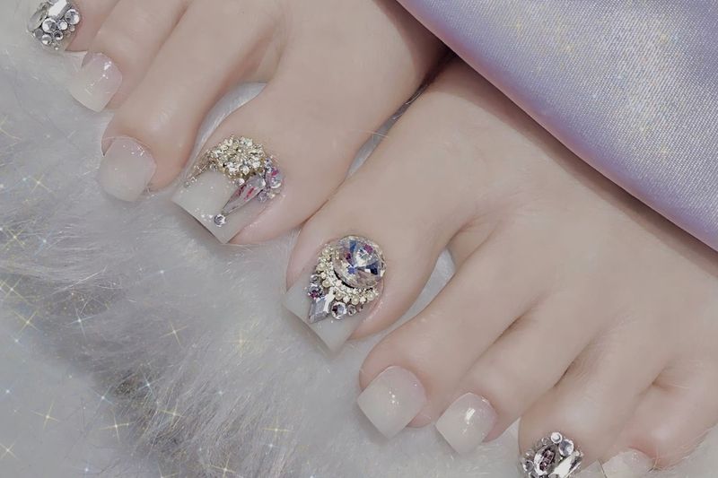 Những mẫu nail sơn móng chân sáng da - Hình số 2