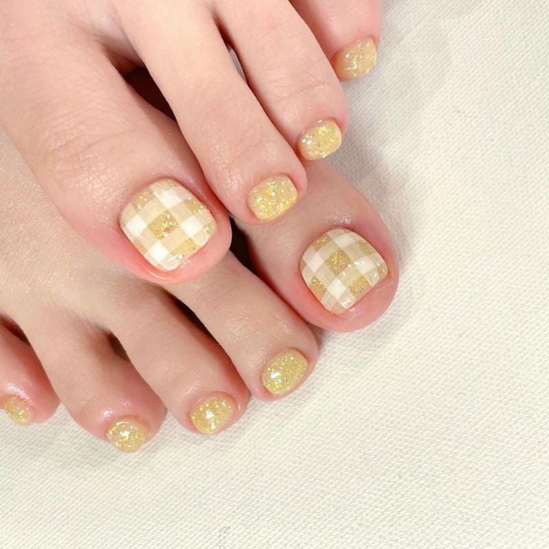 Những mẫu nail sơn móng chân sáng da - Hình số 5