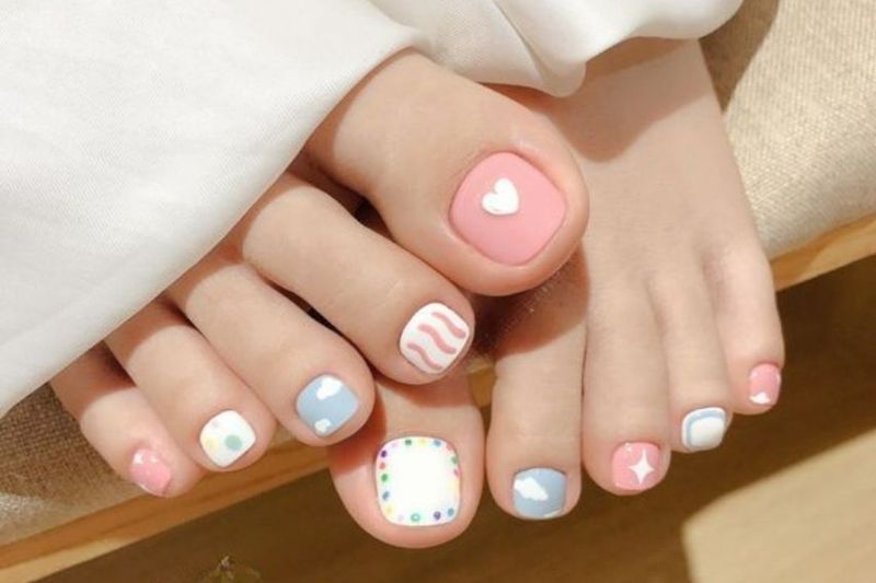 Những mẫu nail sơn móng chân vuông - Hình số 3