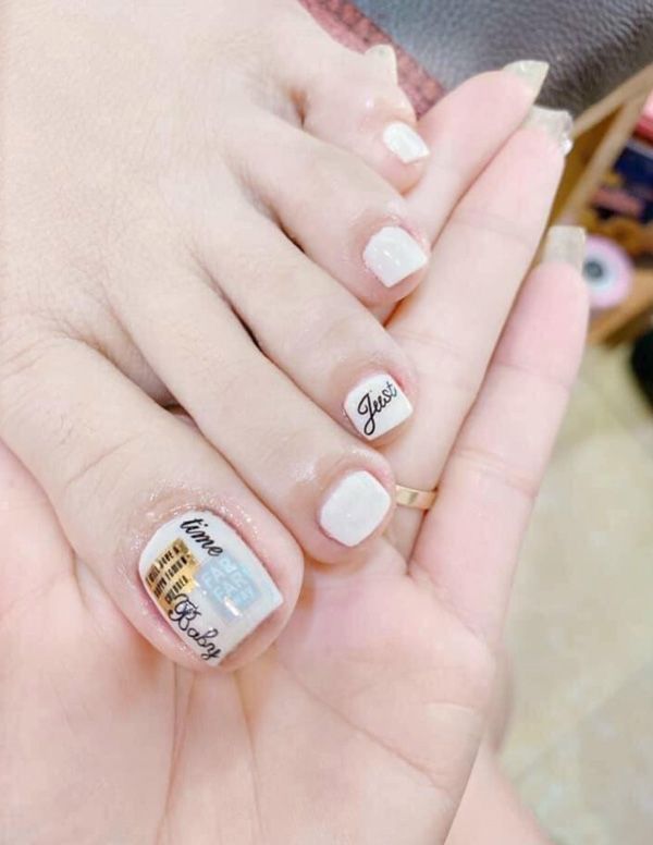 Những nail chân màu trắng sữa cho điện thoại - Hình số 5