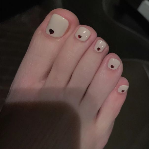 Những nail chân màu trắng sữa cho điện thoại - Hình số 6