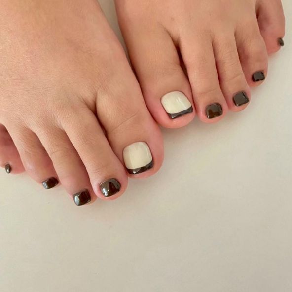 Những nail chân màu trắng sữa cho điện thoại - Hình số 7