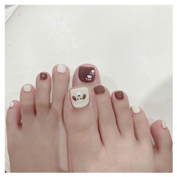 Những nail chân màu trắng sữa cho điện thoại - Hình số 8