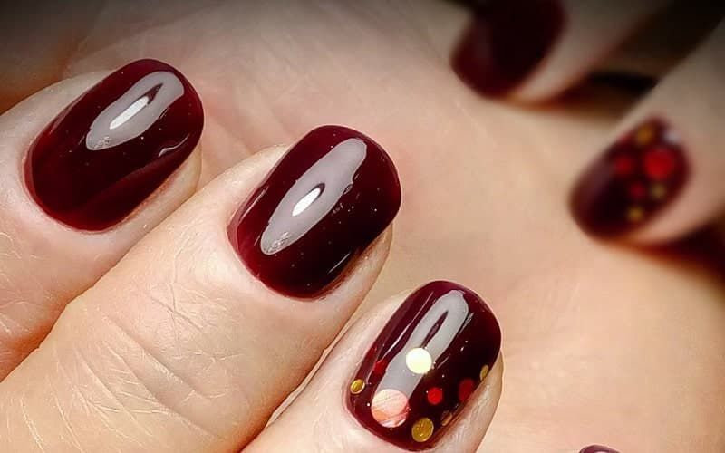 Những mẫu nail màu đỏ rượu cho móng ngắn - Hình số 10
