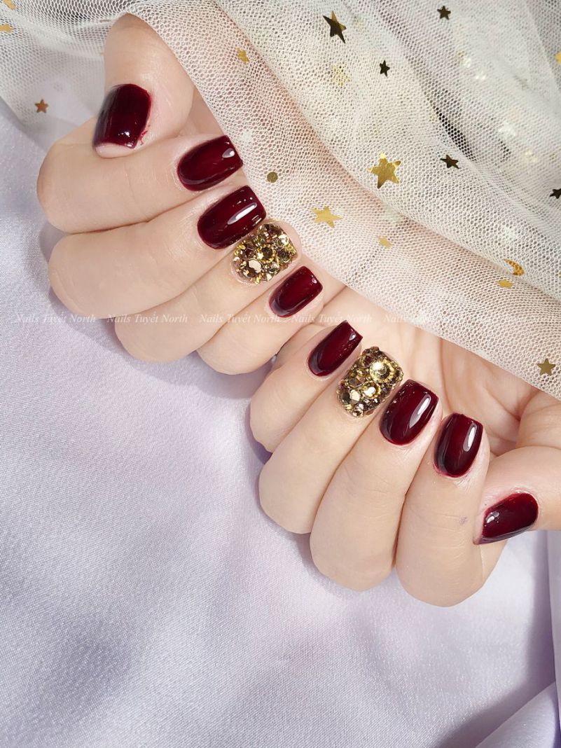 Những mẫu nail màu đỏ rượu cho móng ngắn - Hình số 8