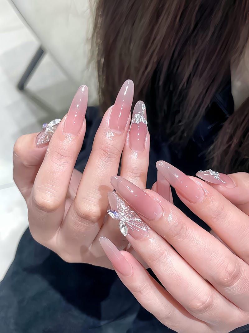 Những mẫu nail móng nhọn tròn đính đá - Hình số 10