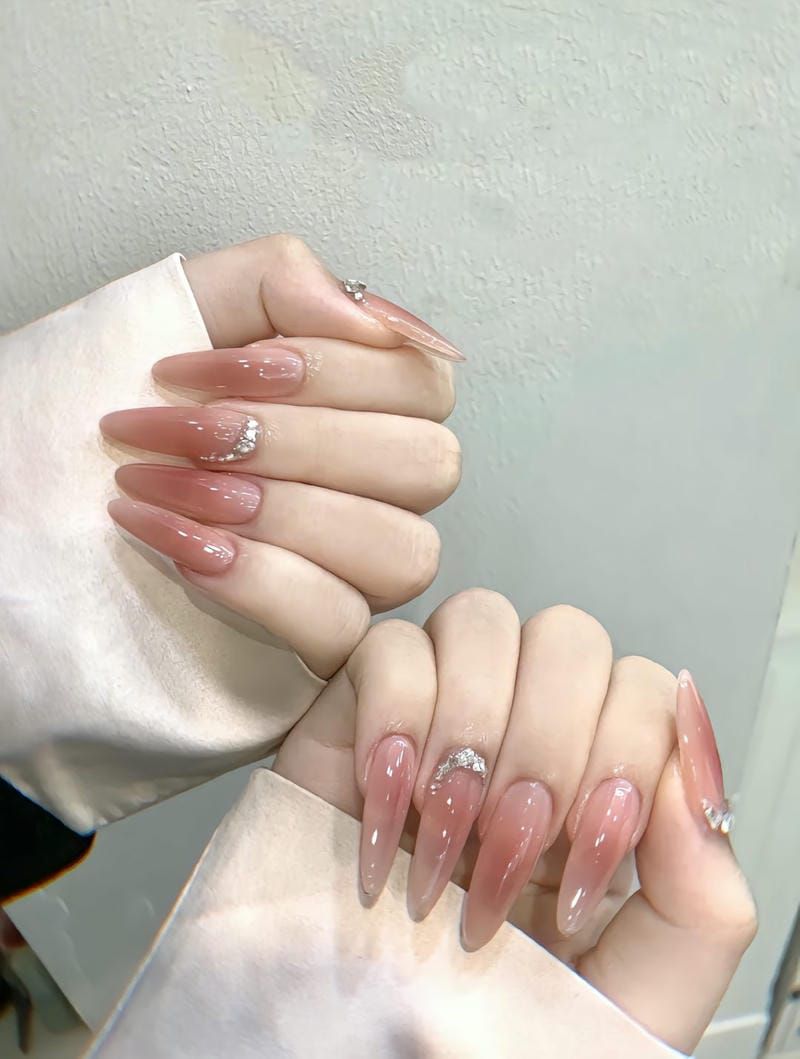 Những mẫu nail móng nhọn tròn màu thạch - Hình số 7