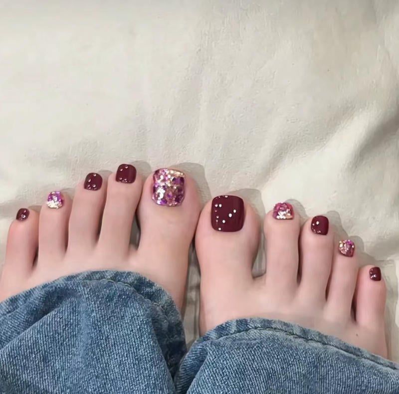 Những mẫu nail sơn móng chân màu đỏ rượu sáng da - Hình số 1