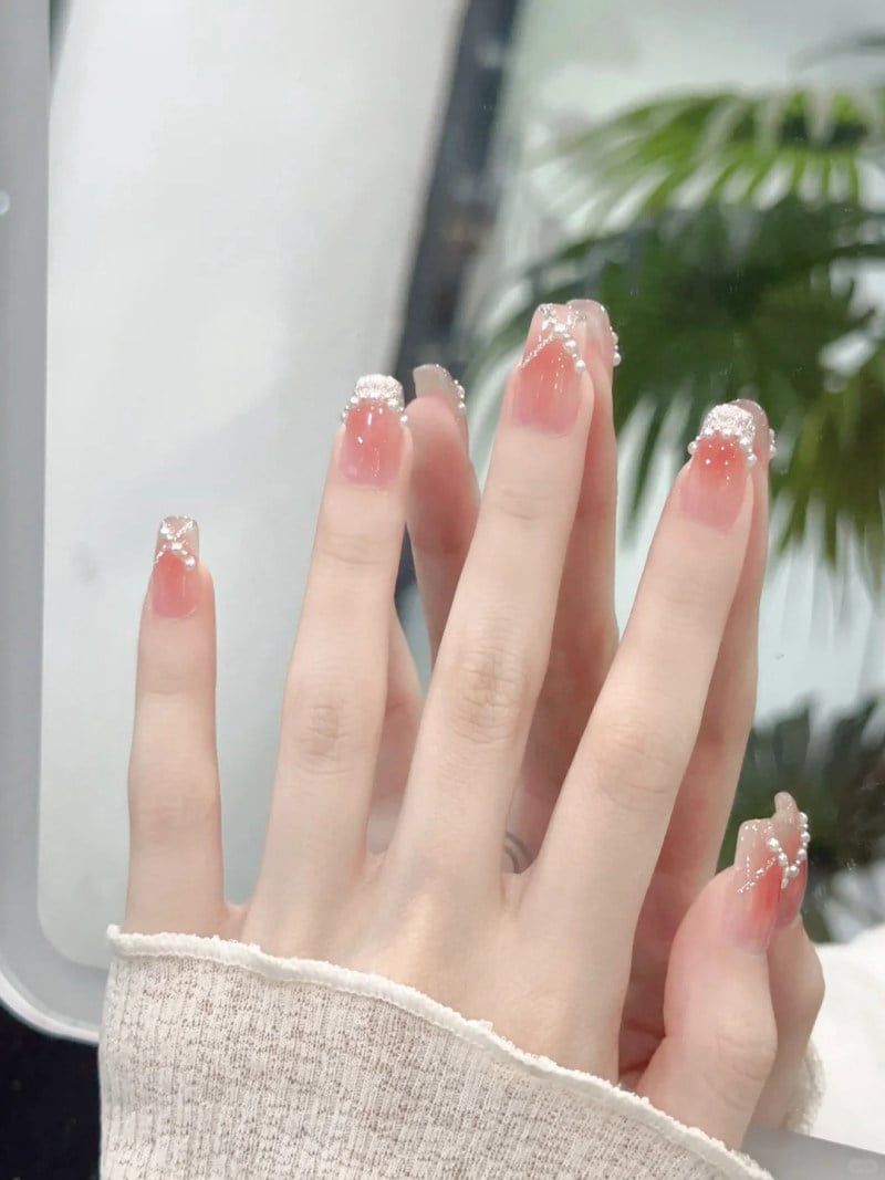 Những nail màu hồng thạch ombre đính đá - Hình số 4