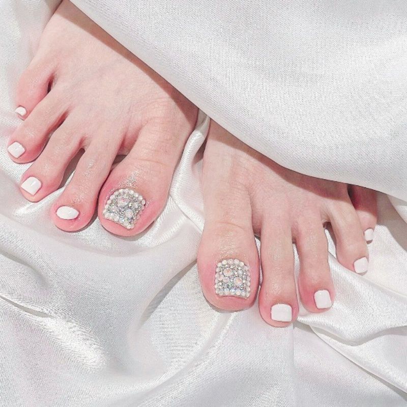 Những nail chân màu trắng sữa đính đá - Hình số 7