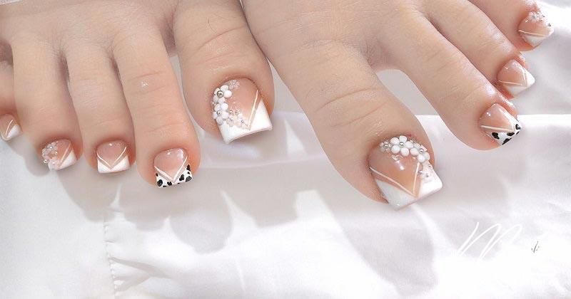 Những nail chân màu trắng sữa đính đá - Hình số 9