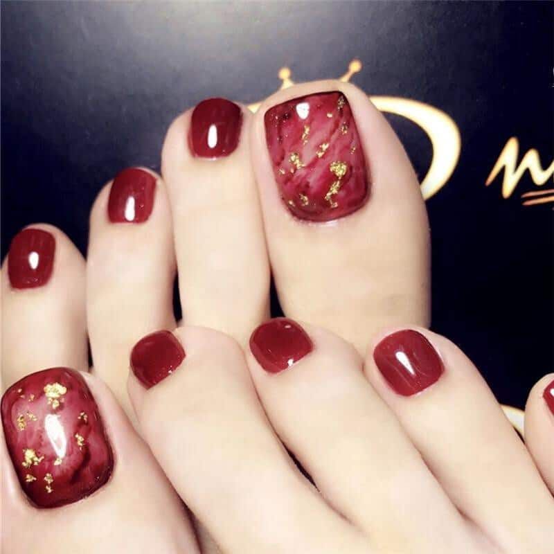 Những mẫu nail màu đỏ rượu cho móng chân - Hình số 2