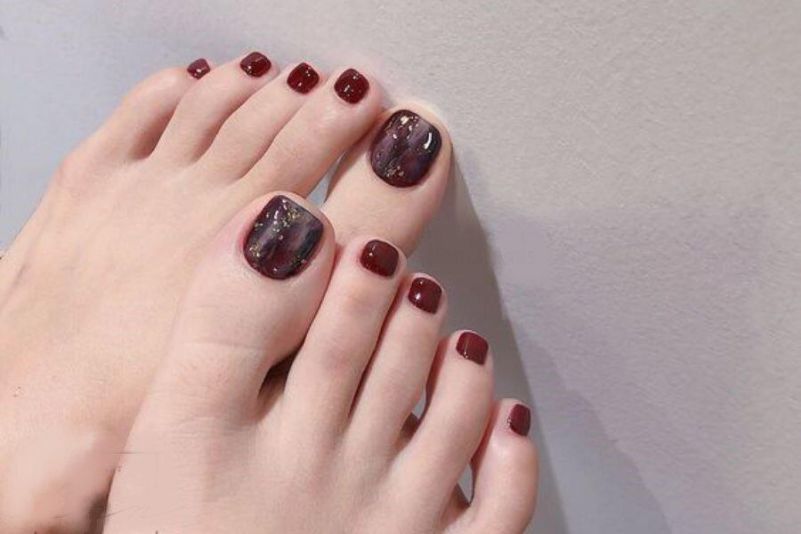 Những mẫu nail màu đỏ rượu cho móng chân - Hình số 5
