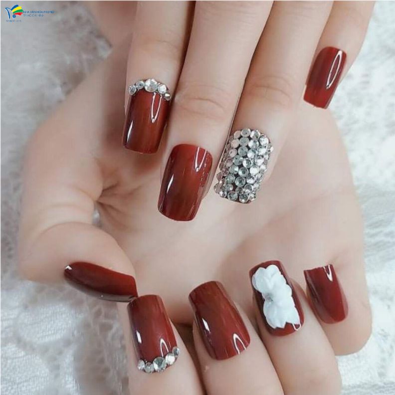 Những mẫu nail màu đỏ rượu cho móng tay - Hình số 1