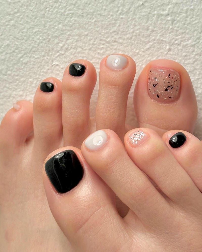 Những nail chân màu trắng sữa kim tuyến - Hình số 2