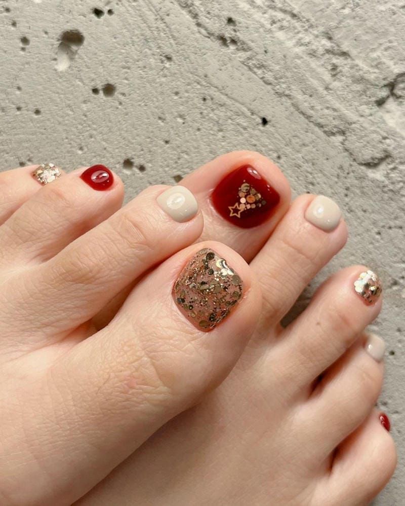 Những nail chân màu trắng sữa kim tuyến - Hình số 6