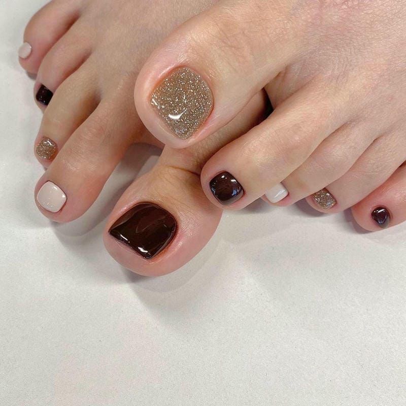 Những nail chân màu trắng sữa kim tuyến - Hình số 7