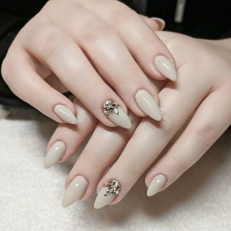 Những mẫu nail nhẹ nhàng đi học màu trắng - Hình số 3
