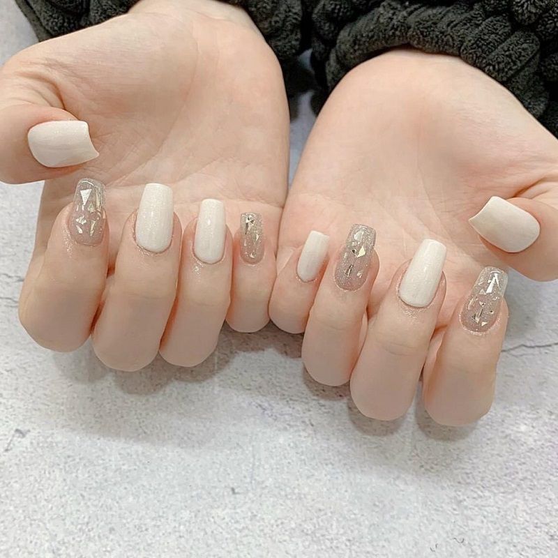 Những mẫu nail nhẹ nhàng đi học màu trắng - Hình số 9