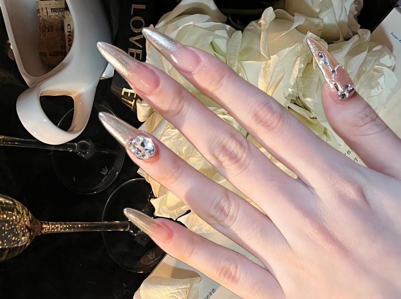 Những mẫu nail móng nhọn tròn tết - Hình số 5