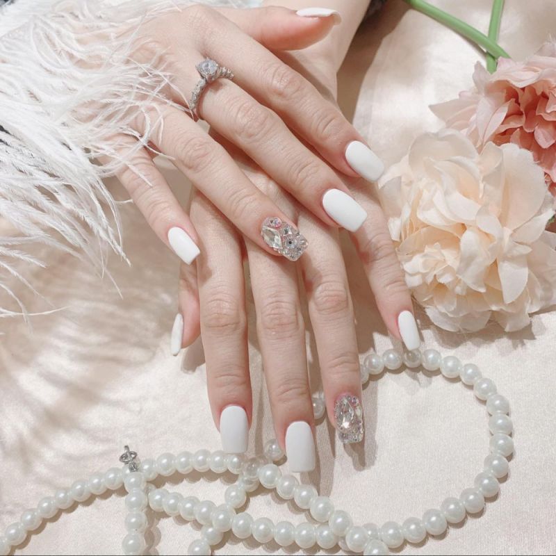 Những mẫu nail trắng đính đá - Hình số 2