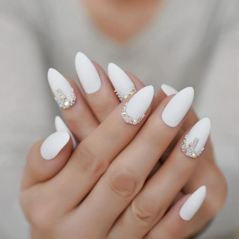 Những mẫu nail trắng đính đá - Hình số 3