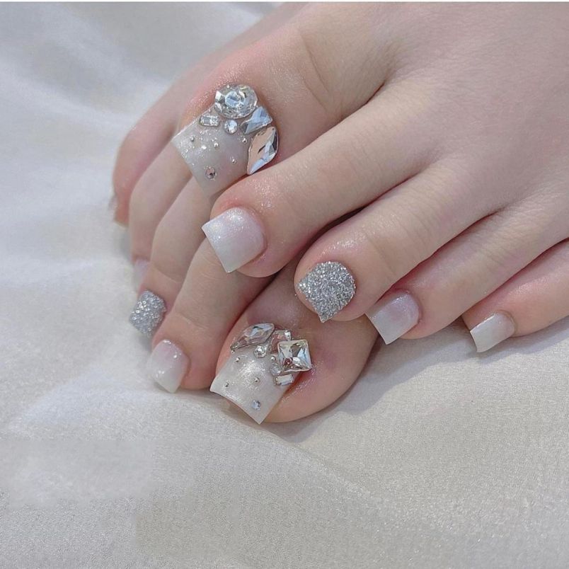 Những mẫu nail trắng đính đá - Hình số 7