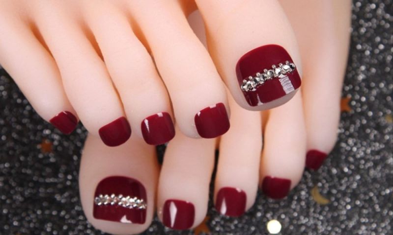 Những mẫu nail sơn móng chân màu đỏ rượu đẹp - Hình số 6