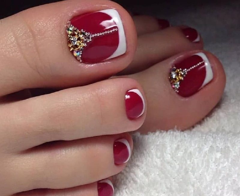 Những mẫu nail sơn móng chân màu đỏ rượu đính đá - Hình số 7