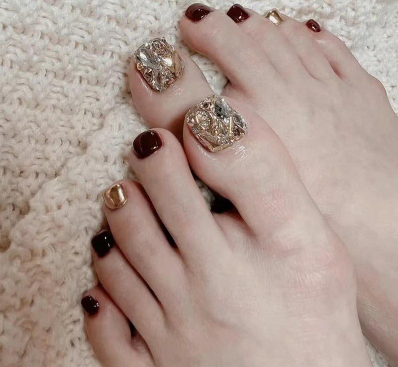 Những mẫu nail sơn móng chân màu đỏ rượu cá tính - Hình số 4