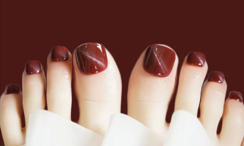 Những mẫu nail sơn móng chân màu đỏ rượu cá tính - Hình số 9