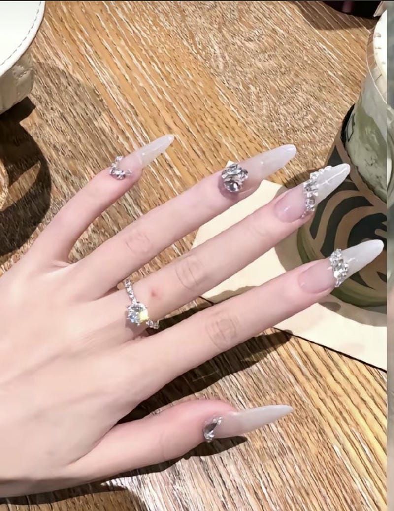 Những mẫu nail cô dâu 2025 - Hình số 3