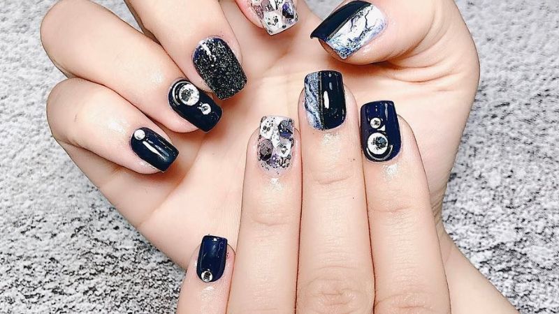 Những nail màu đen sang chảnh đơn giản - Hình số 10