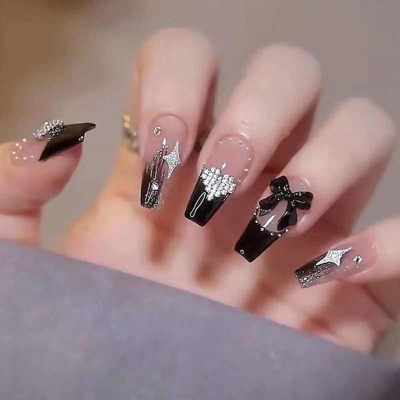 Những nail màu đen sang chảnh đơn giản - Hình số 5
