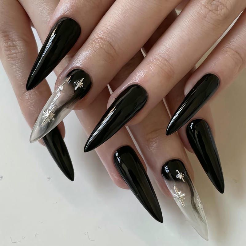 Những nail màu đen sang chảnh đơn giản - Hình số 6