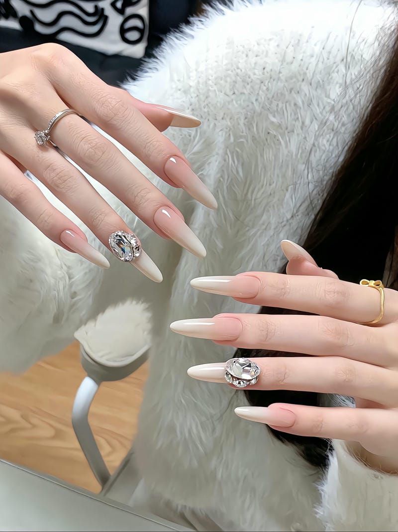 Những mẫu nail sơn thạch đính đá đẹp - Hình số 6