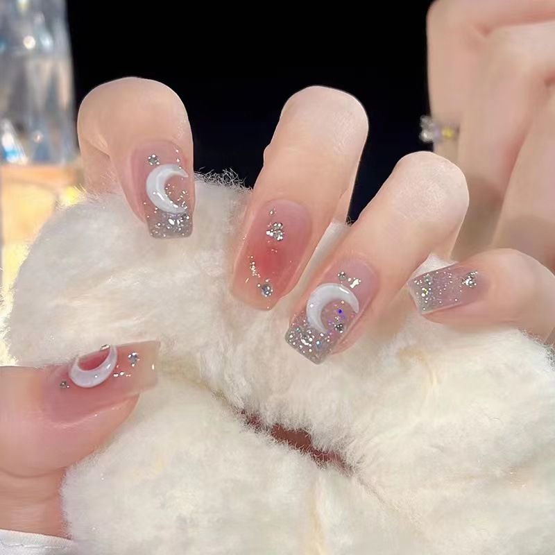 Những mẫu nail móng vuông ngắn đính đá - Hình số 3