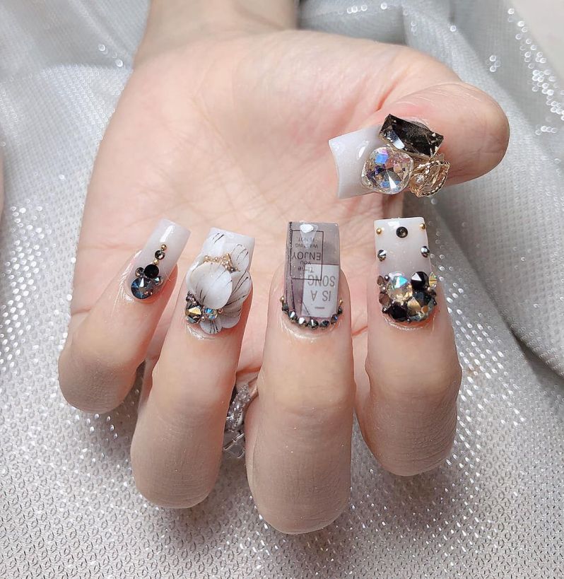 Những mẫu nail móng vuông ngắn đính đá - Hình số 5