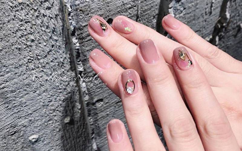 Những mẫu nail móng vuông ngắn đính đá - Hình số 6