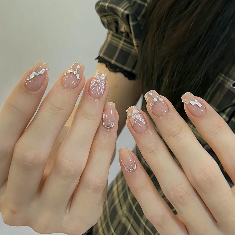 Những mẫu nail móng vuông ngắn đính đá - Hình số 7