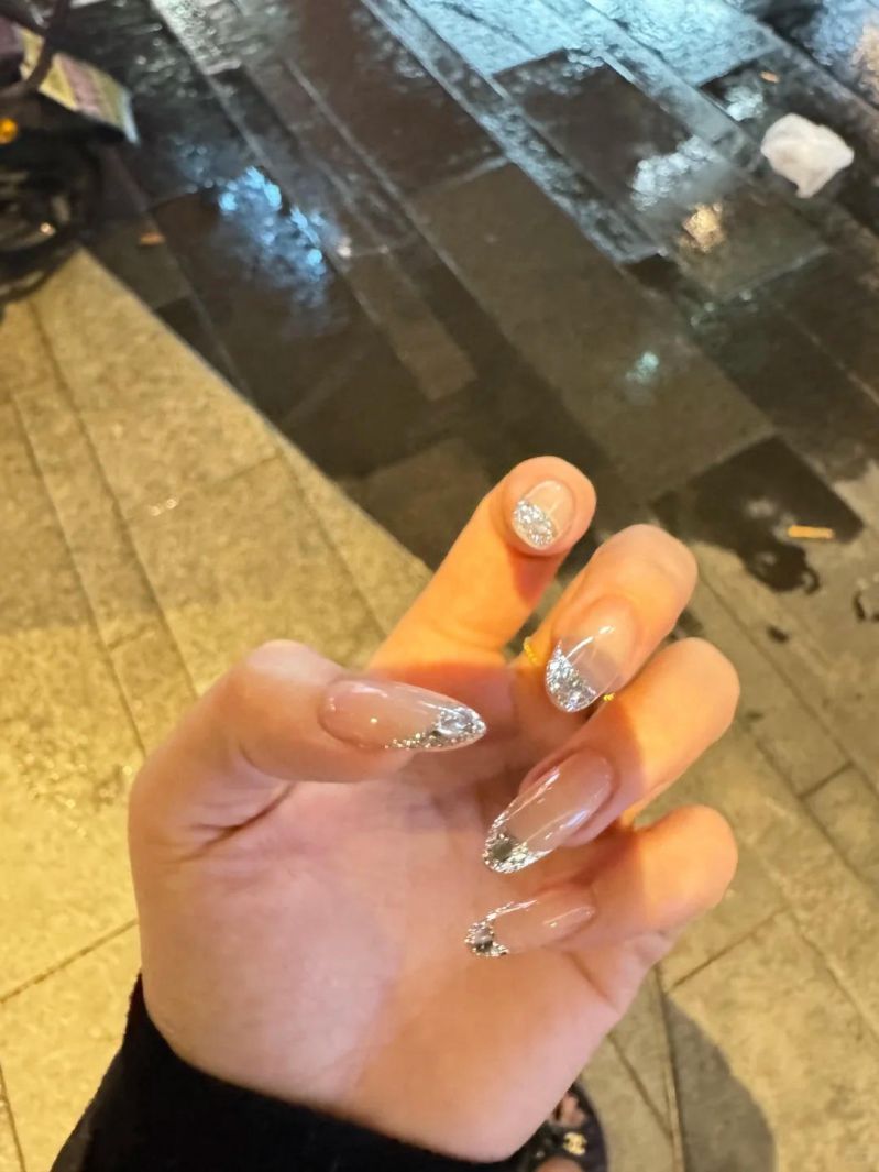 Những mẫu nail ombre kim tuyến đơn giản - Hình số 10
