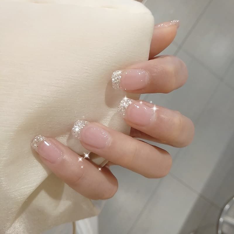 Những mẫu nail ombre kim tuyến đơn giản - Hình số 7