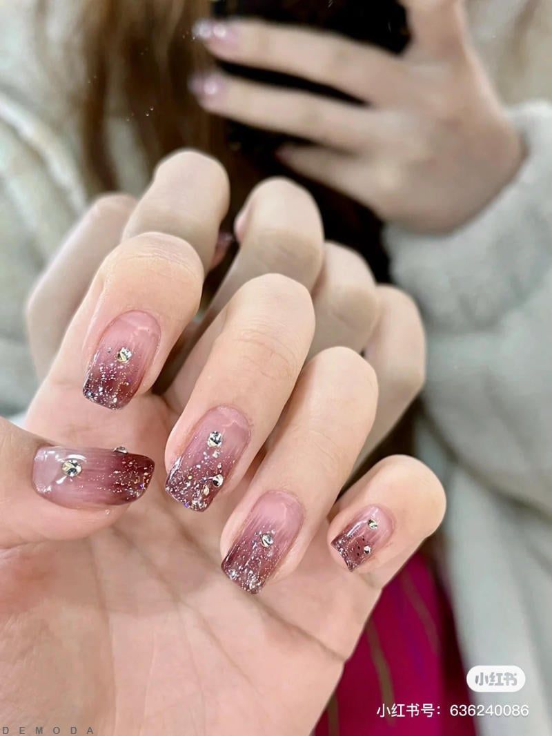 Những mẫu nail ombre kim tuyến đơn giản - Hình số 9