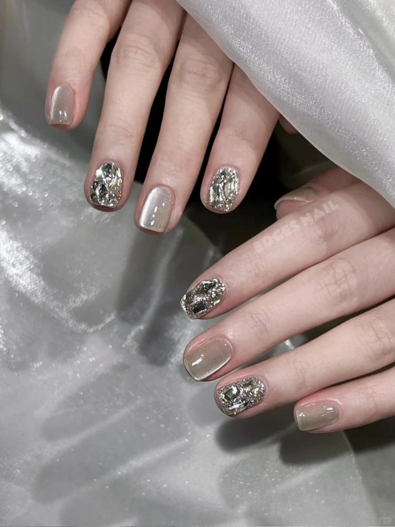 Những mẫu nail móng vuông ngắn kim tuyến - Hình số 1