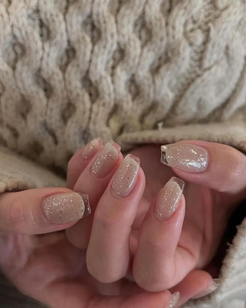 Những mẫu nail móng vuông ngắn kim tuyến - Hình số 10