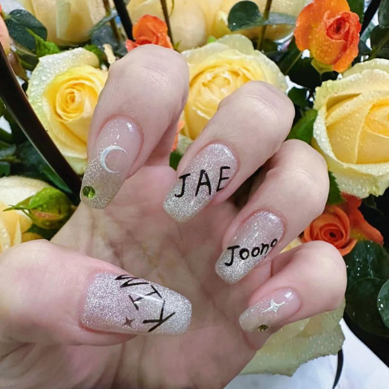 Những nail màu trắng gạo kim tuyến - Hình số 5