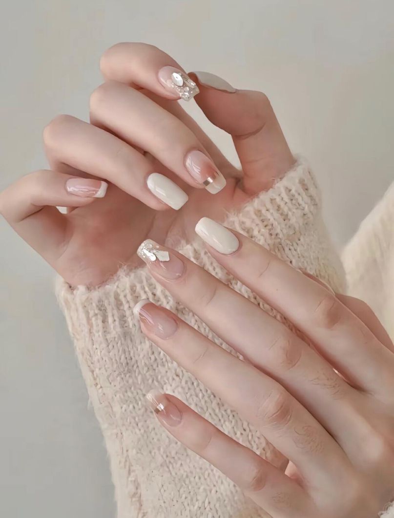 Những mẫu nail móng vuông ngắn kim tuyến - Hình số 7